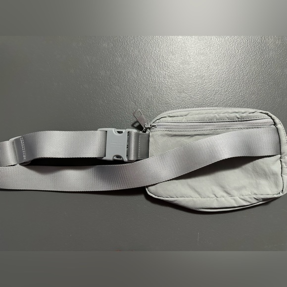Lululemon Everyday Belt Bag 1L - Silver Drop - Picture 3 of 3